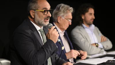 «Noch offener und inklusiver»: Giona A. Nazzaro (mit Präsident Marco Solari und Managing Director Raphael Brunschwig, v.l.n.r) am Locarno Film Festival 2022. (Keystone)