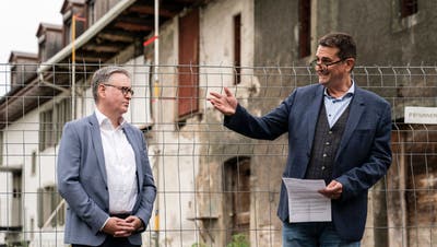 Stadtpräsident Roger Bachmann (SVP) und Hochbauvorsteher Anton Kiwic (SP) orientierten hinter der Zehntenscheune über den Baustart bei den Kronenliegenschaften. (Andrea Zahler)