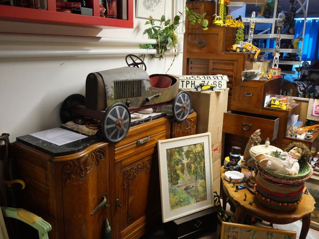 Antiquitäten, die Gastgeber Albin Brüllhardt bislang erworben hat, darunter ein Spielzeug Bugatti mit dem Jahrgang 1910.