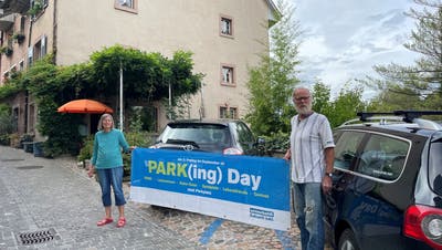 Nika Schudel und Martin Suter in der Unteren Wasengasse mit dem Plakat für die Aktion «Park(ing) Day». (Andrea Worthmann)