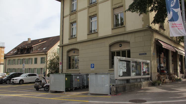 Der Platz an der Ecke Schulthess-Allee/Hauptstrasse soll geöffnet und aufgewertet werden; die Mauer und Schaukästen verschwinden. (Claudia Meier)
