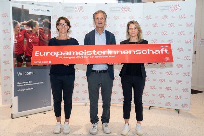 Direktorin Frauenfussball Tatjana Hänni, SFV-Präsident Dominique Blanc und EM-Projektleiterin Marion Daube (von links) mit dem Kampagnenschild.