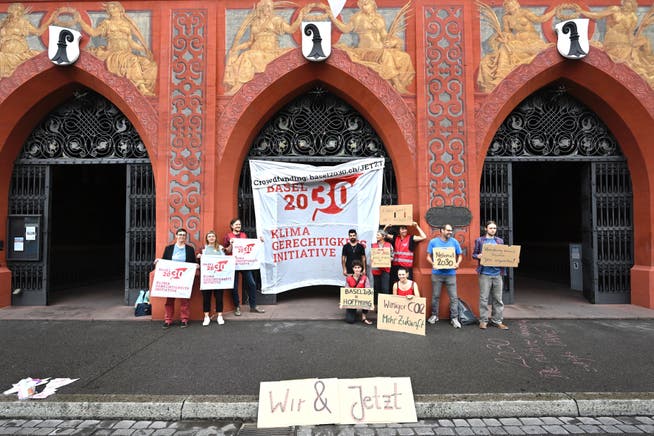 Die Befürworterinnen und Befürworter der Klimagerechtigkeits-Initiative demonstrieren vor dem Basler Rathaus, wo der Grosse Rat tagt.