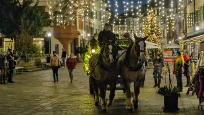 In der Rheinfelder Altstadt sorgt Weihnachtsbeleuchtung für stimmungsvolle Momente vor dem Fest. (Henri Leuzinger (27. November 2020))