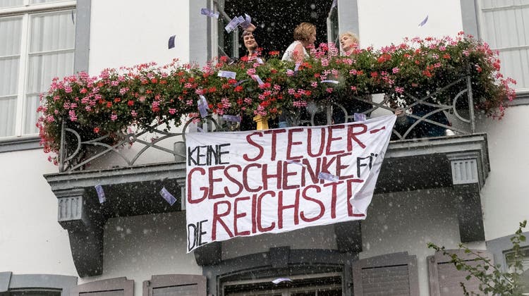 Juso-Mitglieder protestieren auf einer Terrasse des Regierungsgebäudes gegen den Entscheid des Landrats. (Nicole Nars-Zimmer (Liestal, 15. September 2022))