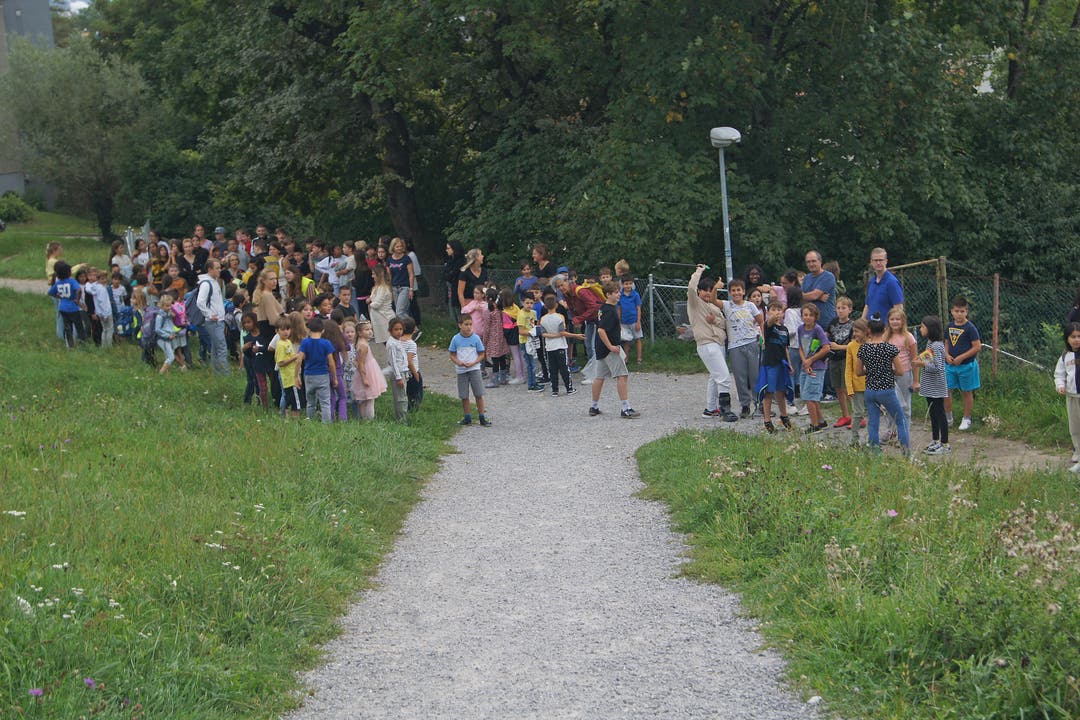 Auch bei der Schuleinheit Goldschmied-Sunnerai-Halde-Lanzrain gab es eine Evakuierungsübung. Die Lehrerschaft und die Kinder der Unter- und Mittelstufe begaben sich an den Notfalltreffpunkt.