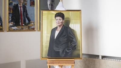 Auf ihrem Porträt trägt Silvia Steiner eine schwarze Hygienemaske am linken Arm. (Keystone / Ennio Leanza)