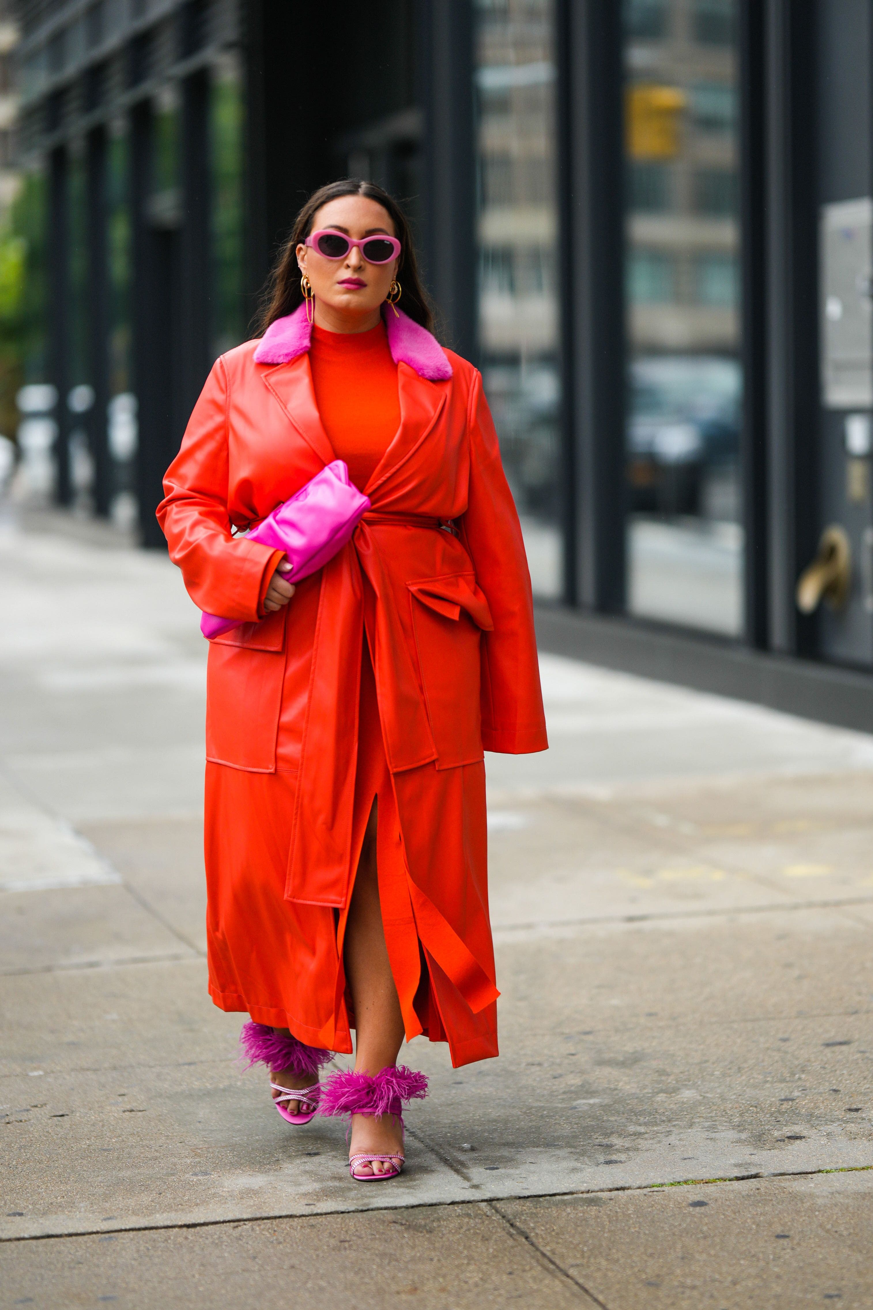 Das knallt: Eine Besucherin der Fashion Week in New York trug diese Woche zur Schau, wie man den Trenchcoat im Herbst 2022 tragen kann. 