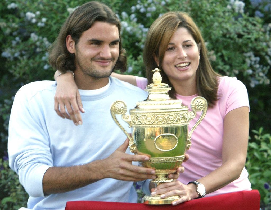 Mirka und Roger posieren 2003 nach Federers erstem Grand-Slam-Sieg in Wimbledon.