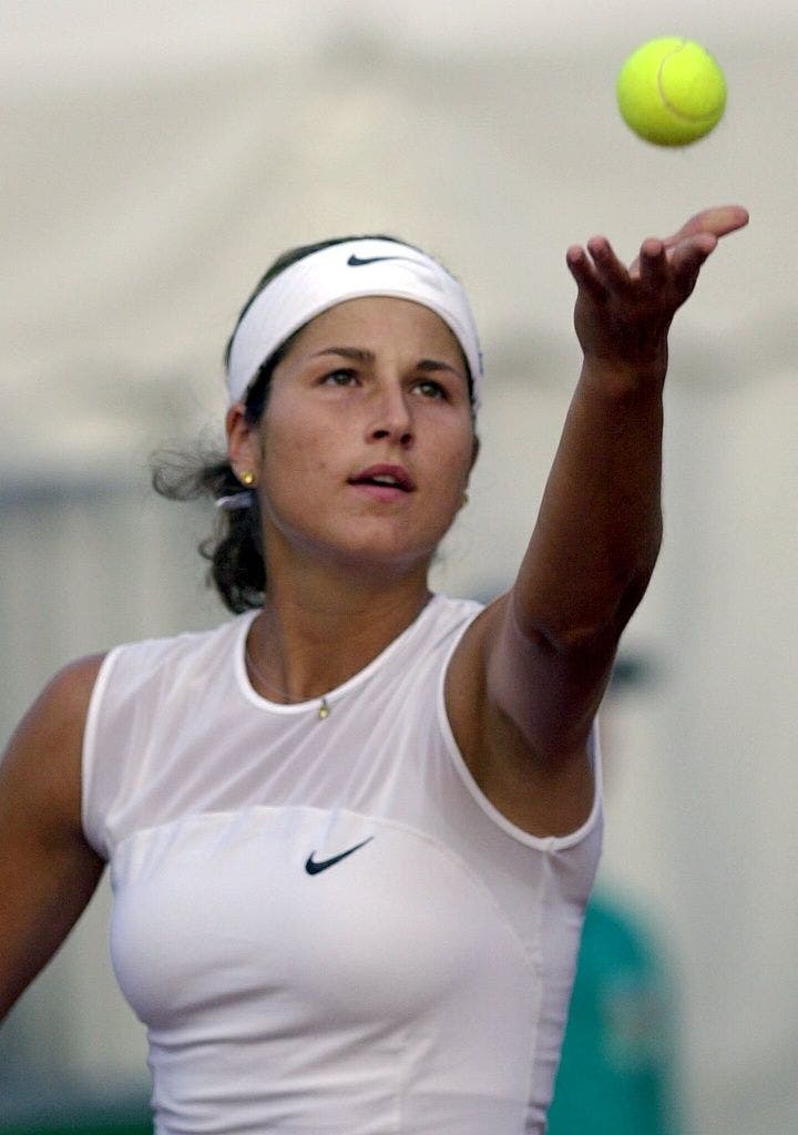 Auch Mirka spielt Tennis - Miroslava (Mirka) Vavrinec serviert 2001 im Zweitrundenspiel gegen die Tchechoslowakin Adriana Gersi.