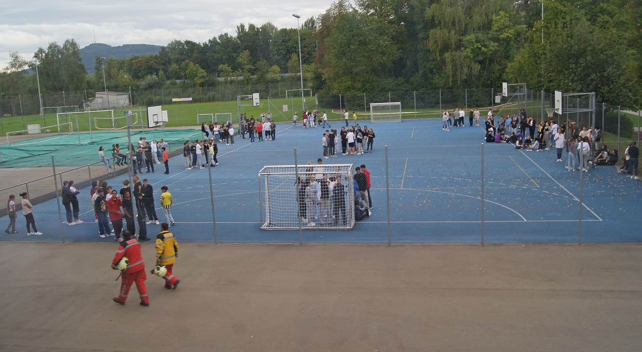Die Feuerwehr Engstringen hat an einer Übung das Schulhaus Allmend in Oberengstringen evakuiert. Die Schülerinnen und Schüler besammelten sich auf dem Sportplatz.