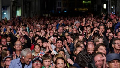 Blick in das Publikum beim Konzert von Krokus in der Solothurner Altstadt. (José R. Martinez)