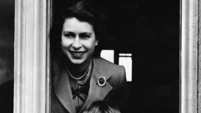 Die Queen und ihr Spross Charles Anfang der 50er-Jahre. (Keystone)