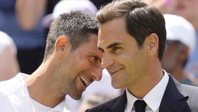 Djokovic und Federer im Juli beim Jubiläum des Wimbledon-Centre-Courts. (Keystone)