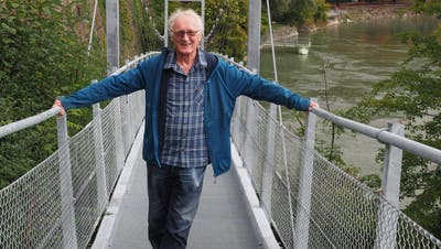 Hannes Burger auf der Hängeseilbrücke: Es schaukelt ganz erträglich. (Thomas Wehrli/ Aargauer Zeitung)