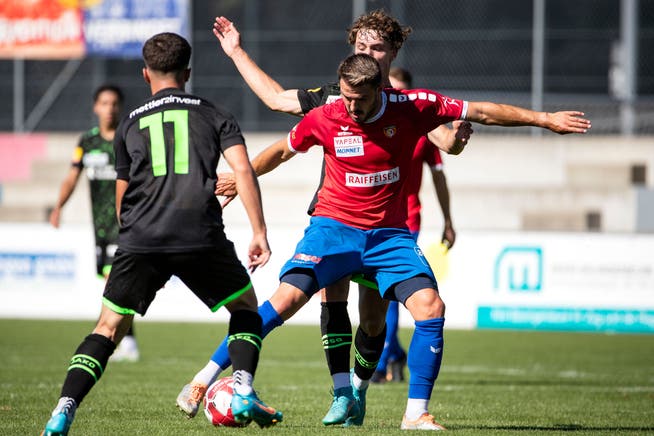 Cham mit Esat Balaj (in Rot) hat seine beiden bisherigen Saison-Heimspiele gewonnen, hier gegen St. Gallen U21.