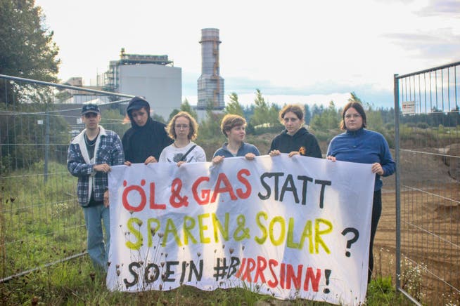 Klimastreik Aargau, Junge Grüne Aargau und JUSO Aargau breiteten ein Protestbanner in Birr aus.