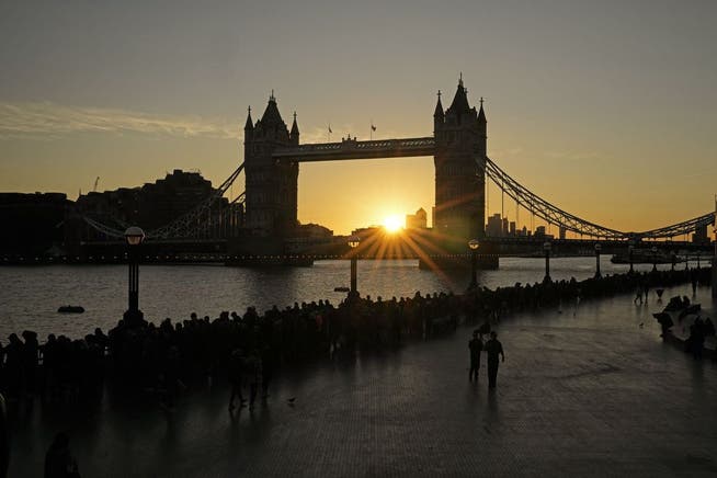 Countless people are waiting to pause at the coffin and commemorate the Queen.