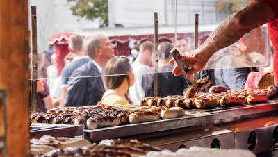 Worauf man beim Olma-Bratwurst essen in der Menge in diesem Jahr alles achten sollte? (Bild: Hanspeter Schiess)