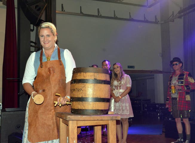 Joy Kayser als Präsidentin der Sirnacher Fasnacht zapft am Oktoberfest Tannzapfenland das Bierfass mit lediglich drei Schlägen an.
