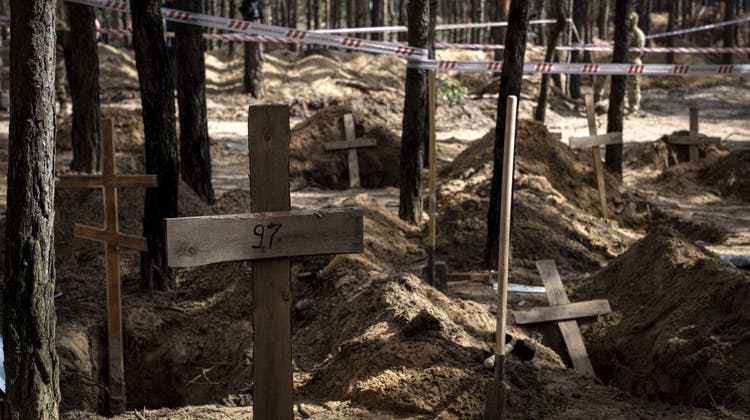 Woran sind sie gestorben? Das namenlose Grab eines Toten in der Nähe von Butscha in der Nordostukraine. (Evgeniy Maloletka / AP)
