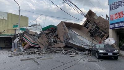Erdbeben der Stärke 6,8 erschüttert Taiwan - Häuser eingestürzt