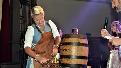 Die Sirnacher Fasnachtspräsidentin Joy Kayser sticht am Oktoberfest Tannzapfenland das Fass an. (Bild: Christoph Heer)