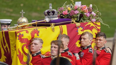 Der Sarg von Queen Elizabeth II. wird auf einen Kanonenwagen getragen, mit dem er im Rahmen der Prozession des Staatsbegräbnis durch London gefahren wird. (Martin Meissner / AP)