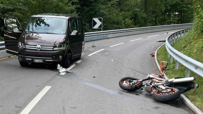 Der Motorradfahrer verletzte sich schwer, sein Fahrzeug wurde stark beschädigt. (Kapo Aargau)