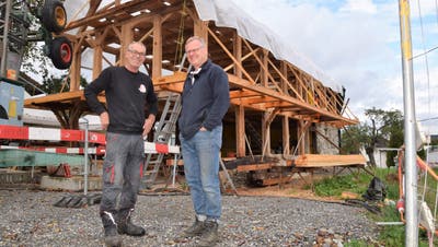 Bauherr Rolf Baumann (rechts), hier mit Dani Studer von Studer Bauservice, ist zufrieden mit dem Baufortschritt. (Michael Hunziker)