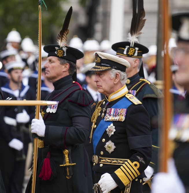 König Charles III. begleitet den Sarg seiner verstorbenen Mutter von der Westminster Hall in die Westminster Abbey.