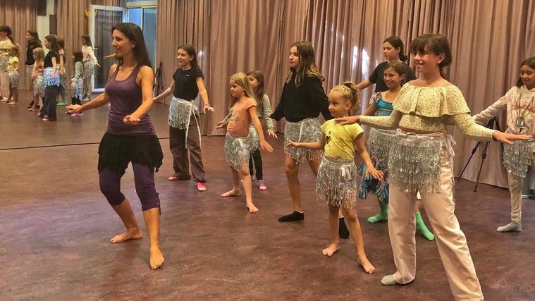 Irene Gygax (links) probt in ihrem Tanzstudio zusammen mit ihrer Kindergruppe für den grossen Auftritt in Langenthal. (Joshua Rubin)