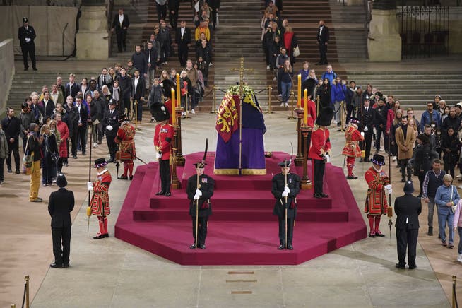Der Sarg der Queen im Westminster Palast.