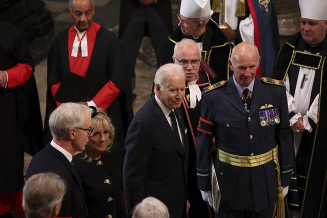 US-Präsident Joe Biden (Mitte) und First Lady Jill Biden in der Westminster Abbey.