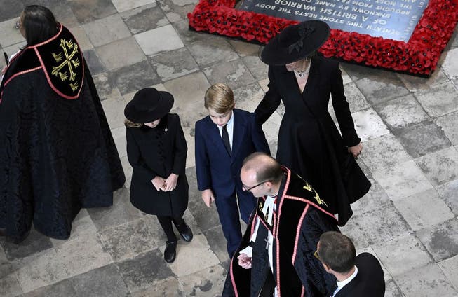 Prinzessin Charlotte neben ihrem Bruder George begleitet von Mutter Kate.