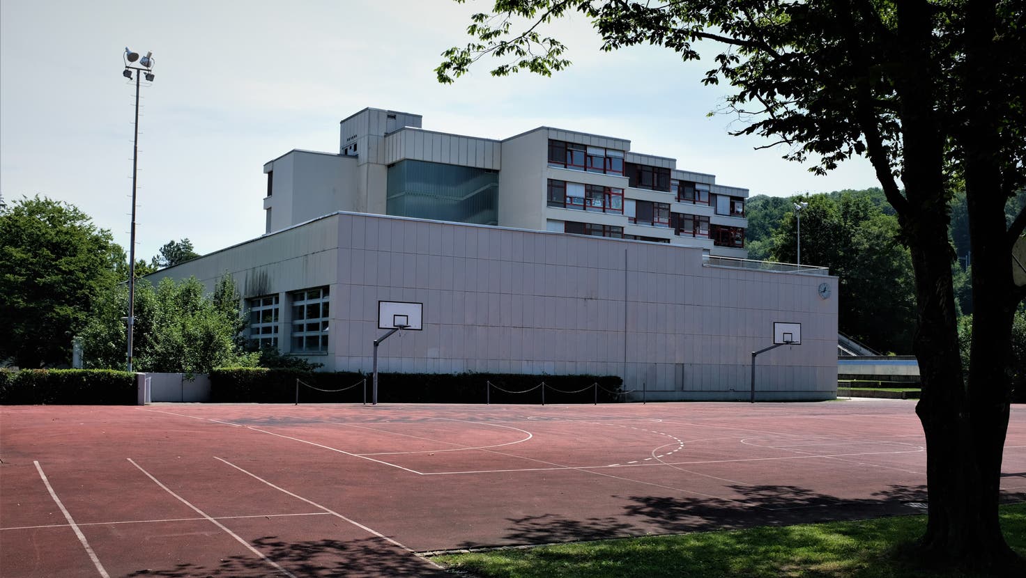 Die Schule Kalktarren in Schlieren wurde 1970 in Betrieb genommen. In den vergangenen Jahrzehnten wurde die Schulanlage immer wieder teilsaniert. (Lukas Elser)
