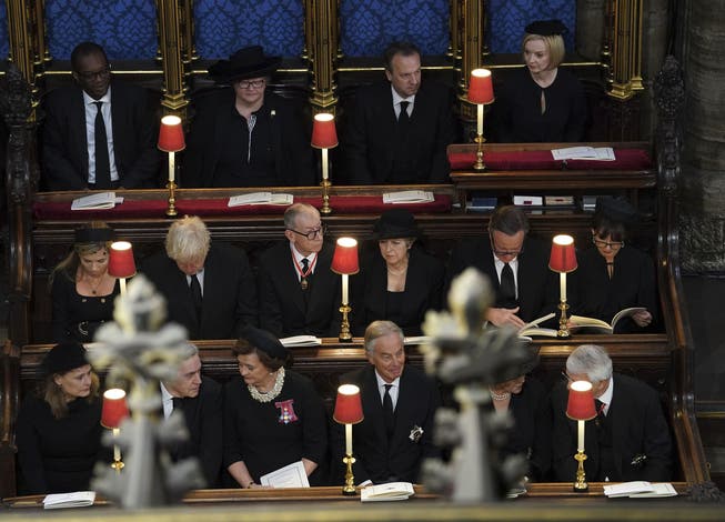 Ehemalige Premierminister und die amtierende Premierministerin Liz Truss (Rechts oben) in der Westminster Abbey.