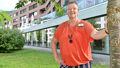 Gina Kunst, Vorsitzende der Geschäftsleitung GAG erhält den Fokuspreis 2022 von Alzheimer Solothurn. (Bruno Kissling)