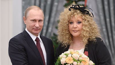 Noch 2014 zeigte sich Alla Pugatschowa gern mit dem russischen Präsidenten Putin. Jetzt distanziert sie sich von ihm. (Alexei Druzhinin / AP)
