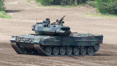 Ein Kampfpanzer Leopard 2 der Bundeswehr bei einer Übung in Niedersachsen. Die Ukraine fordert von Deutschland diesen Panzer-Typus, um die russische Armee zurückzudrängen. (Christophe Gateau)
