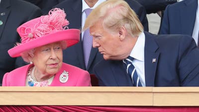 Königin Elisabeth hat Donald Trump vermutlich auch hier nicht ihre Meinung gesagt: 2019 beim 75. Jahrestag der Landung in der Normandie im Zweiten Weltkrieg in Portsmouth, England. (Folco / ALLPIX)