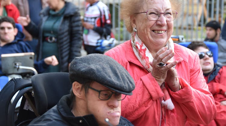 Die Musikgesellschaft Meinisberg spielte in der Rodania auf. Markus A. (im Rollstuhl) und seine betagte Mutter (in rot) hören zu. (zvg)