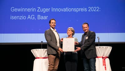 Gewinnerin des Zuger Innovationspreises 2022 ist die Isenzio AG. Die Co-Gründer Simon Stöckli (links) und Stefan Erzinger erhalten den Preis von Volkswirtschaftsdirektorin Silvia Thalmann-Gut (Bild: Matthias Jurt (Zug, 21. September 2022))