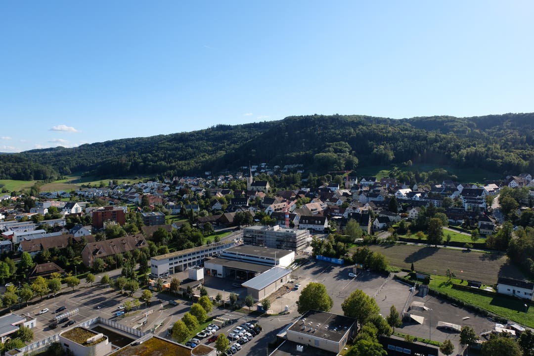 Hier schweift unser Blick zum alten Spreitenbacher Dorfkern, wo sich die Kirche in die Höhe streckt.
