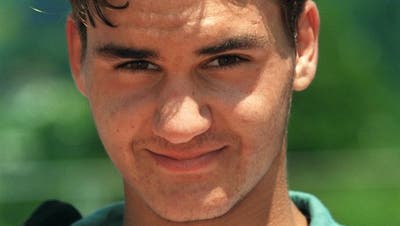 Roger Federer 1998, wieder mit kürzeren Haaren, ein Jahr nach dem Telefonstreich, den ihm seine Freunde gespielt hatten. (Keystone)