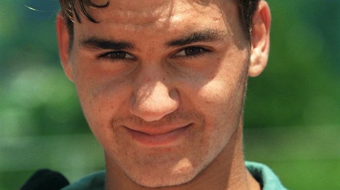 Roger Federer 1998, wieder mit kürzeren Haaren, ein Jahr nach dem Telefonstreich, den ihm seine Freunde gespielt hatten. (Keystone)