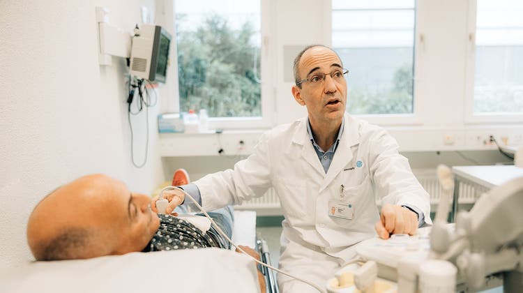 Prof. Wyler, Chefarzt Urologie im KSA Aarau, bei einem Nachkontrolltermin nach einer Prostataoperation.