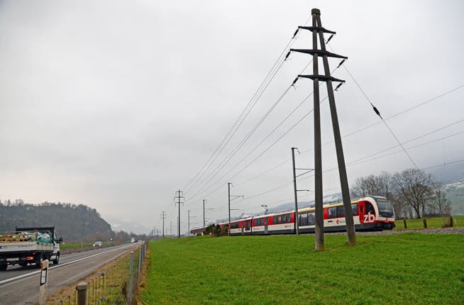 Ende einer Stromleitung des EWO im Gebiet Wichelsee zwischen der A8 und dem Trassee der Zentralbahn. 