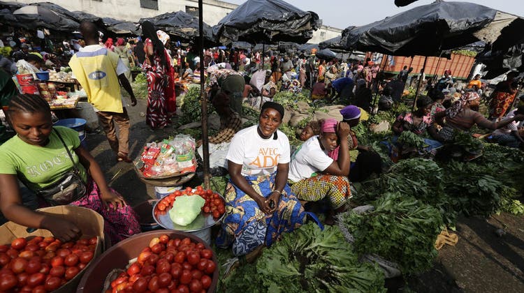Ein Blick auf einen geschäftigen Markt in Abidjan an der Elfenbeinküste. Basel-Stadt will in dieser Stadt Geld in die Bereiche Bildung, Gesundheit, Kultur, Wirtschaft, Arbeitsmarkt und städtische Infrastruktur investieren. (Legnan Koula / EPA)