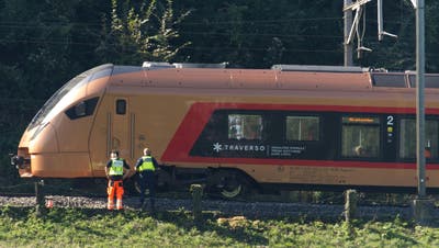 Der Bahninspektor wurde von einem Voralpen-Express erfasst. Der Unfallzug blieb längere Zeit auf dem Gleis stehen. (Bild: Geri Holdener)